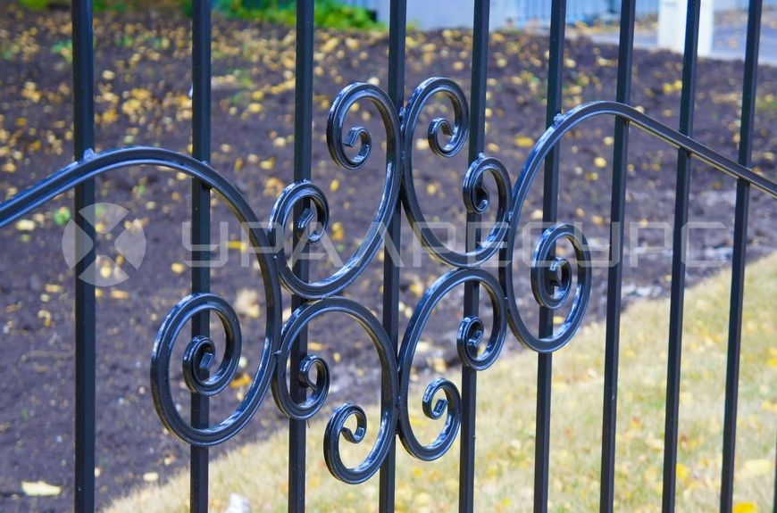 Благоустройство территории сварным ограждением для Дворца Культуры г. Ревда